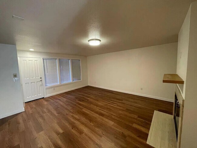 Sala de estar - vista 1 - 2007 42nd Ave E