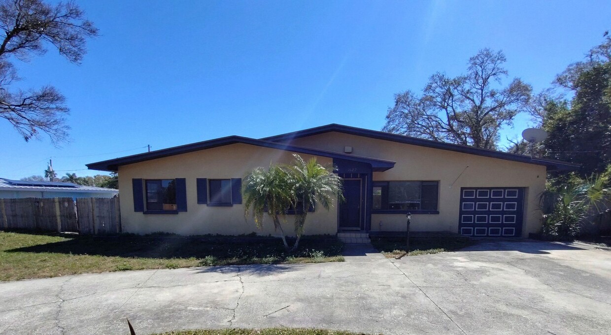 Foto principal - 3/2/1 Single Family Pool home