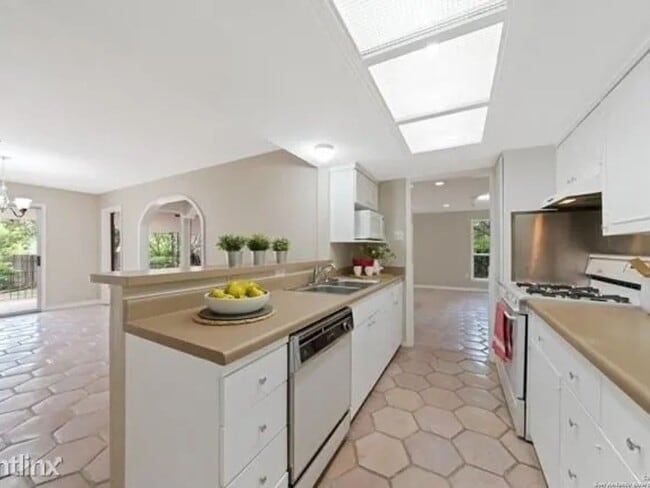 Building Photo - 3 Bedroom Single Family Home in San Antonio