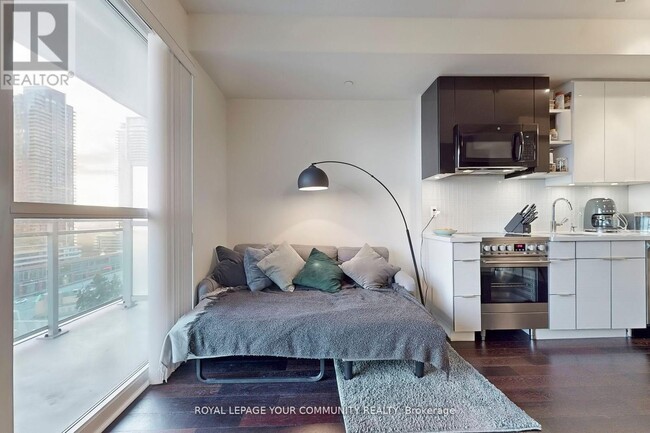 Building Photo - 33 Shore Breeze Dr