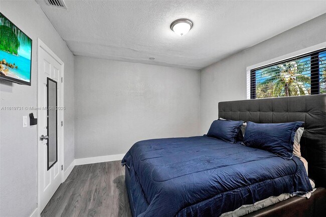 Foto del edificio - 1324 NE 151st St