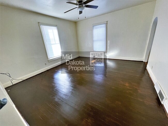 Building Photo - 1020 E 1st- 2 bedroom house with garage