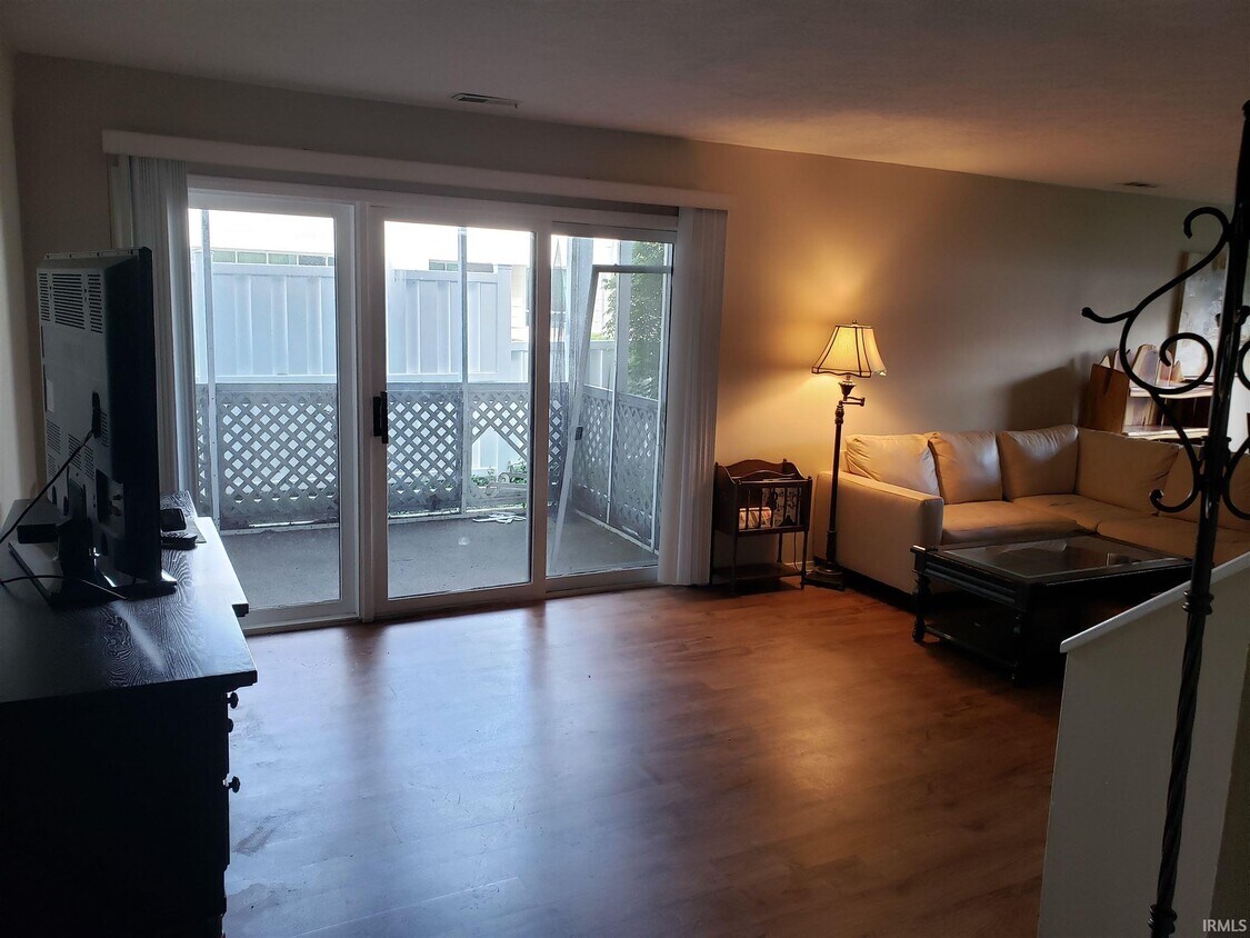 Foto principal - 1204 S College Mall Rd