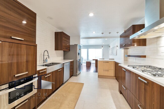 Foto del edificio - Fully Furnished Executive Home!