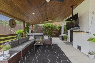 Building Photo - 208 Skyloop Dr