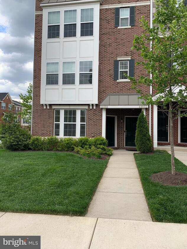 Primary Photo - 44050 Peirosa Terrace