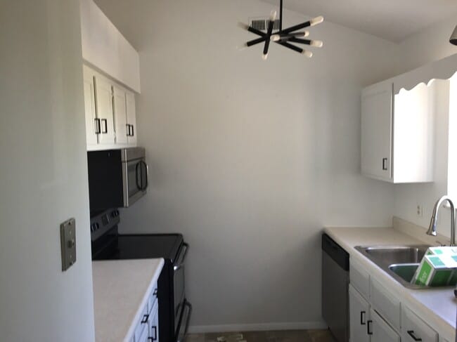 Building Photo - 838 Deerwood Dr
