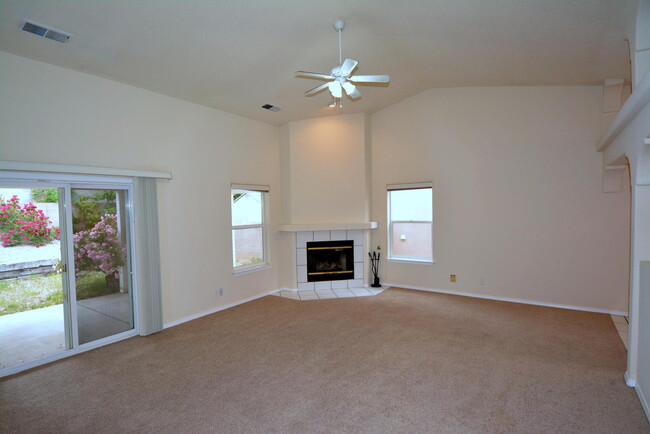 Building Photo - Light and Bright 3 Bed 2 Bath in great are...