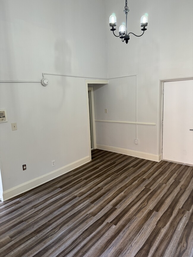 1M - 28 E Mount Vernon Pl
