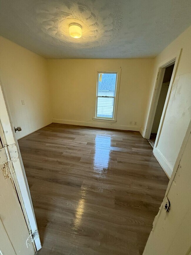 Foto del edificio - 3 bedroom house fenced yard