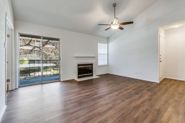 Foto del edificio - Lock and go GATED COMMUNITY near the night life in Addison. 2br/1ba Condo!