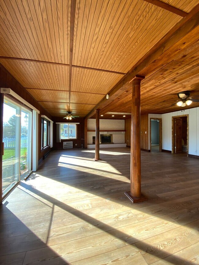 Building Photo - 2 Bedroom Home on Lake Wawasee Channel!