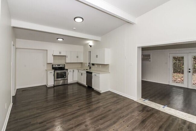 Foto del edificio - Beautifully Renovated Modern House in Norm...