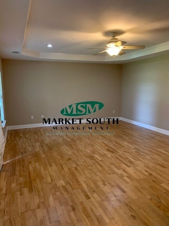 Foto del edificio - *APPLICATION PENDING!* BLOOMINGDALE DUPLEX