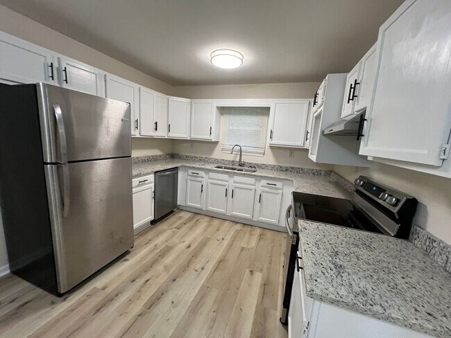 Building Photo - 9746 Williamsburg Dr