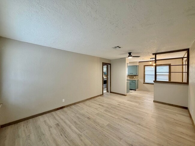 Building Photo - 1218 NW Logan Ave