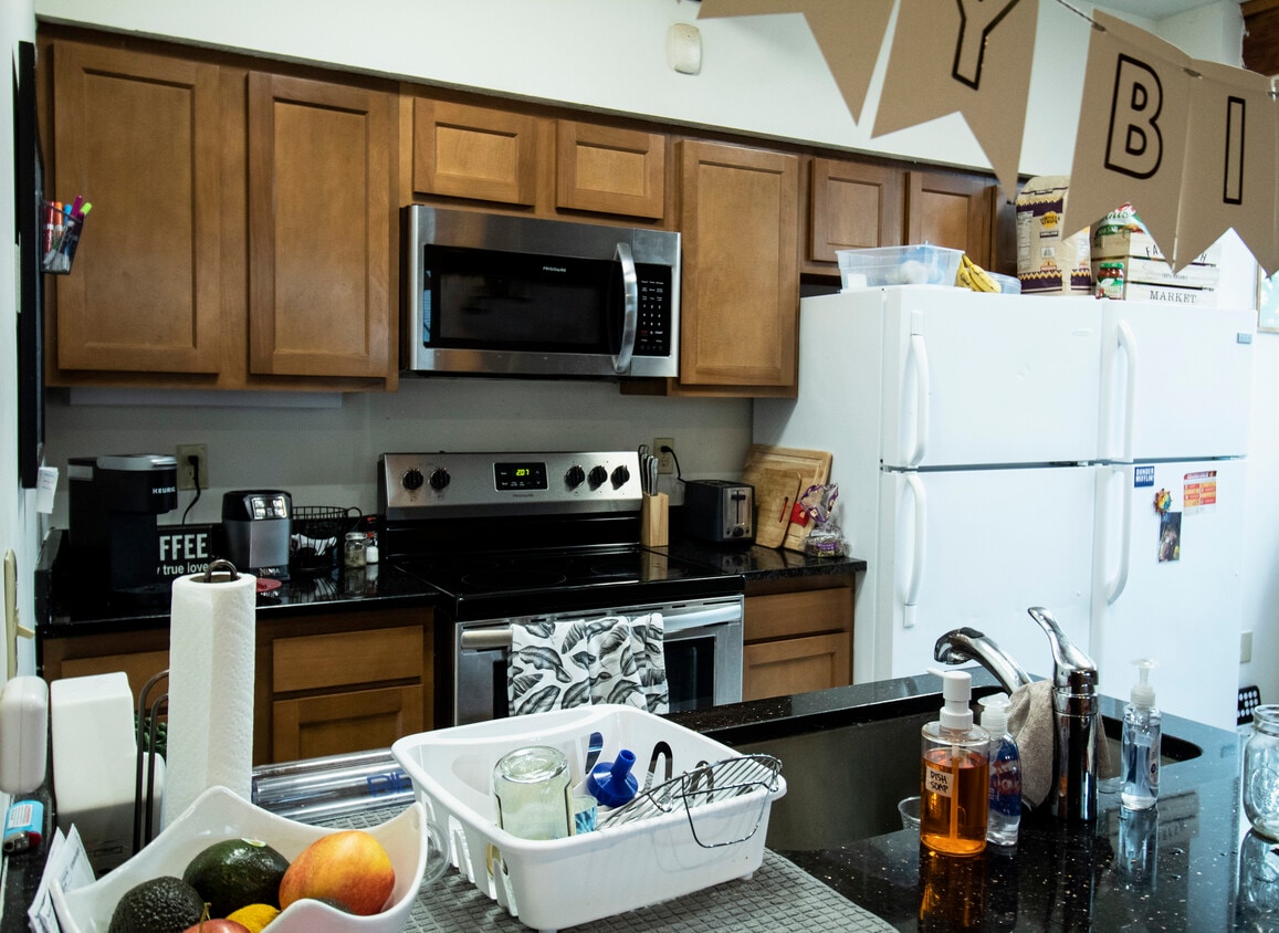 kitchen - 124 W Norwich Ave
