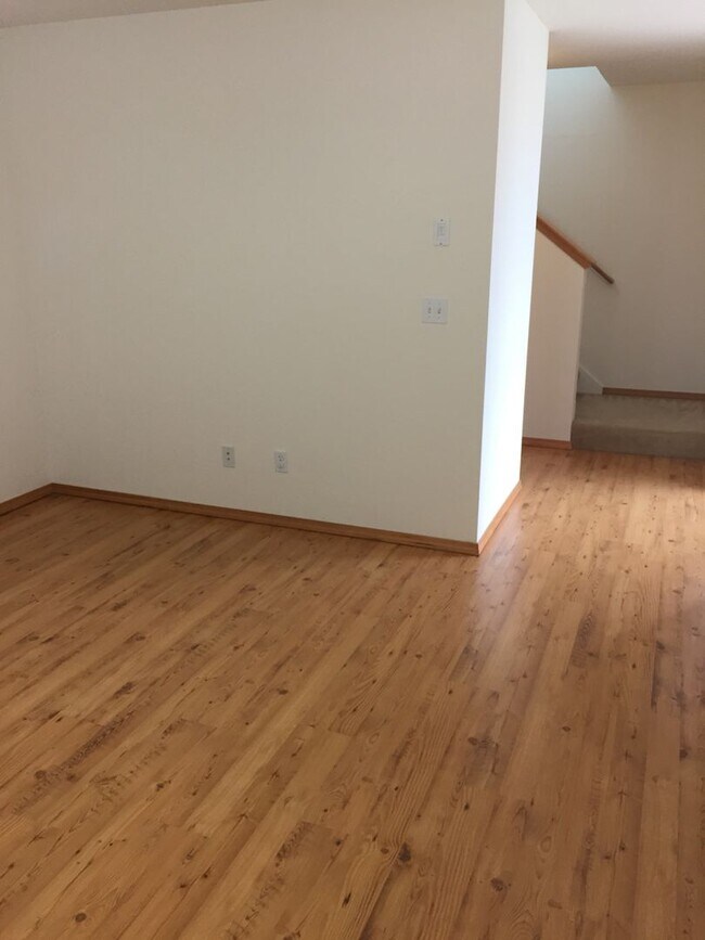 Building Photo - ***PENDING APPLICATIONS***Lovely 3 Bedroom...