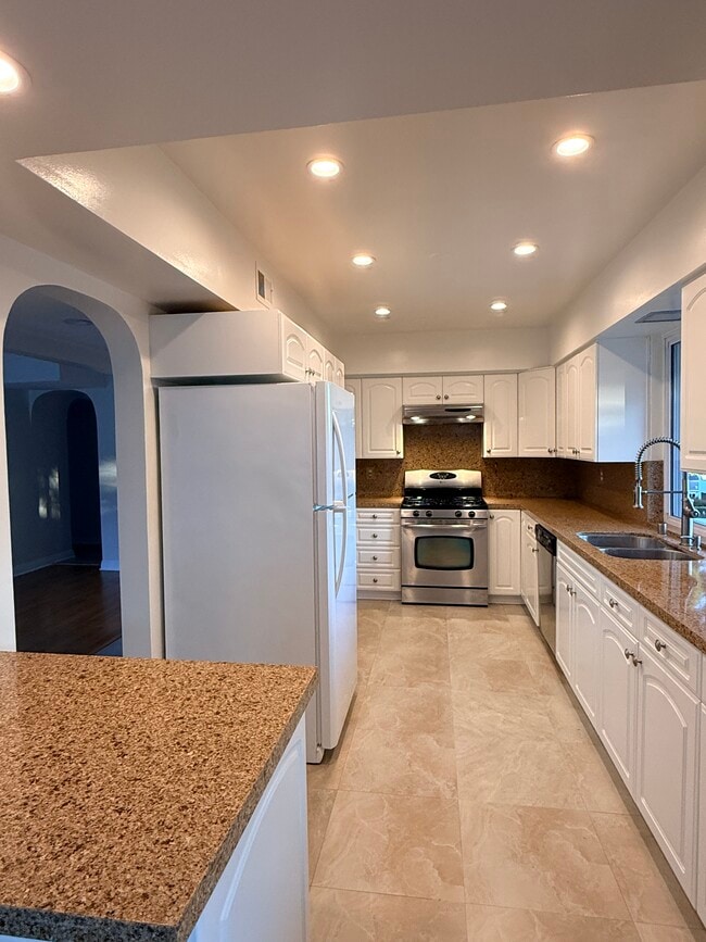 Building Photo - 410 N Canyon Blvd