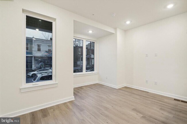 Building Photo - 911 S 51st St