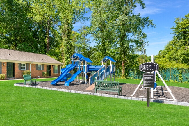 Building Photo - Tryon Forest Apartments