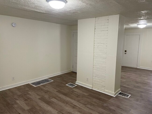 Foto del edificio - CHECK OUT THE NEW RENTAL PRICE!!