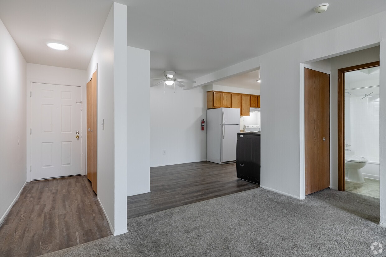 1BR, 1BA - 744SF - Traditional with in unit laundry - The Red Lion