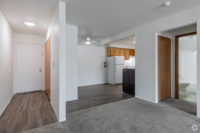 1BR, 1BA - 744SF - Traditional with in unit laundry - The Red Lion