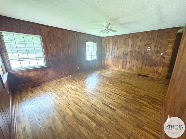 Building Photo - 2 Bedroom / 1 Bath House located on Bertling Street - FENCED-IN BACKYARD