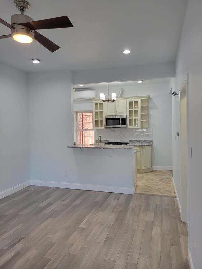 Living Room-Kit - 8538 102nd St