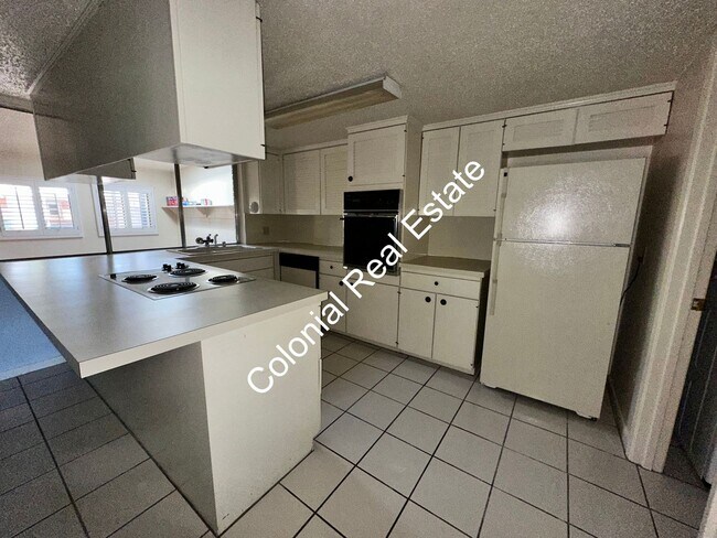 Foto del edificio - Spacious and unique 3 bedroom 2 and a half bath house on the golf course!