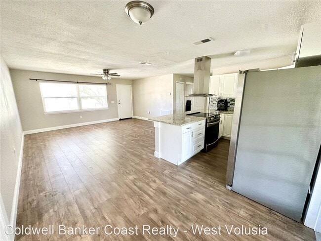 Building Photo - 2 br, 1.5 bath House - 2215 Poinsettia Dr