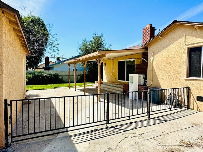 Building Photo - 1375 N Sunflower Ave