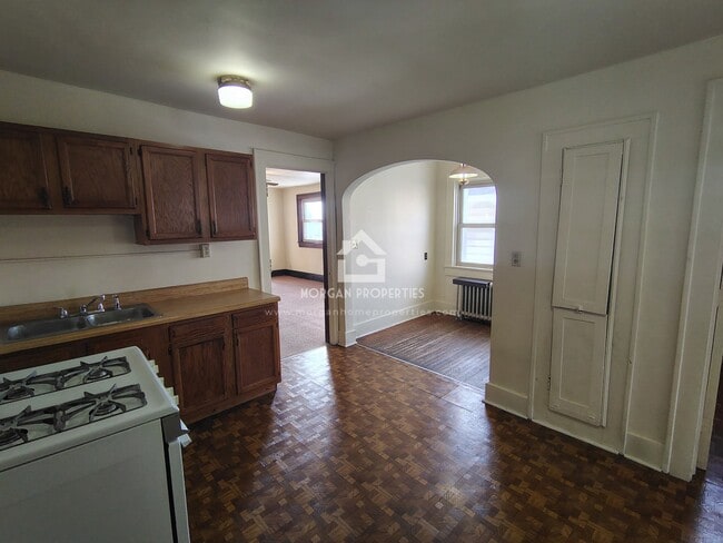 Building Photo - 330 E 12th St