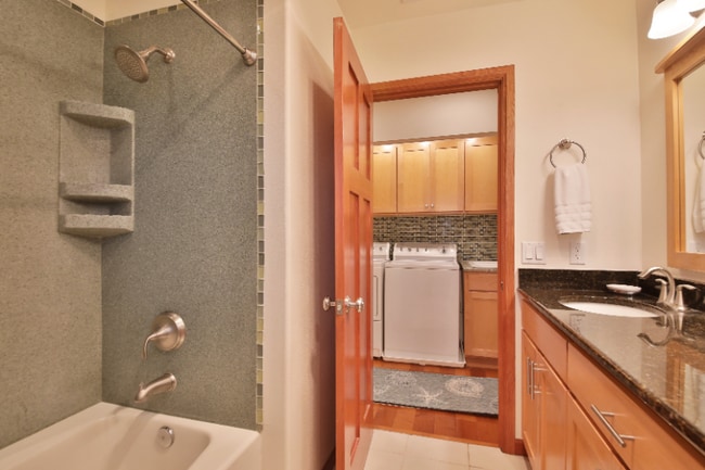 Foto del edificio - 5749 Double Bluff Rd