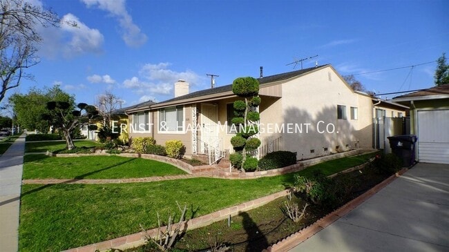 Building Photo - Stunning Long Beach Home in Prime Location
