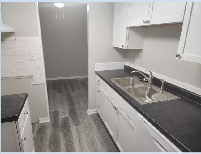 Building Photo - 628 Wooddale Terrace