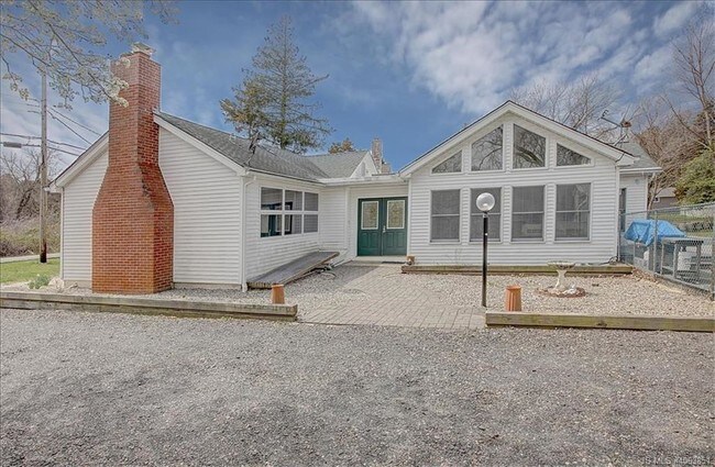 Building Photo - 40 Oak Ave