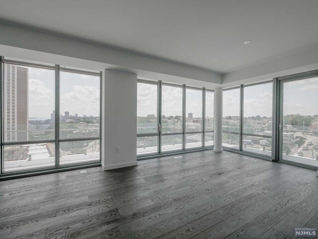 Building Photo - 320 Adolphus Ave