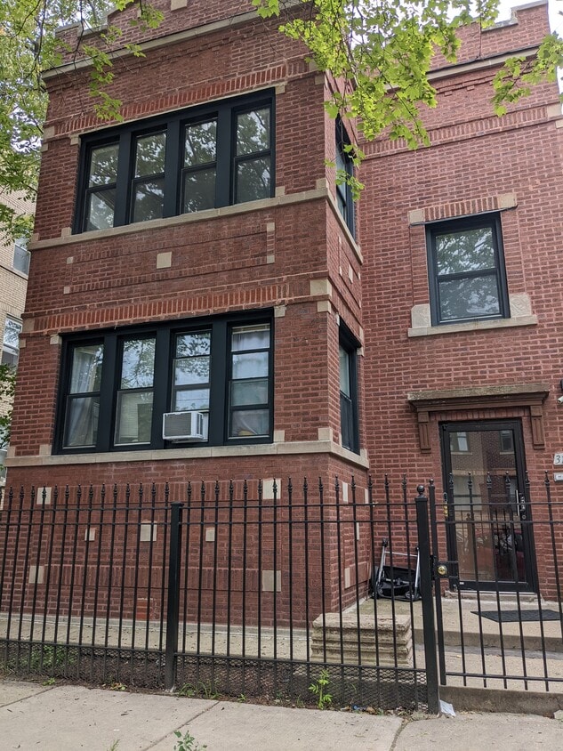 Primary Photo - 3139 W Leland Ave