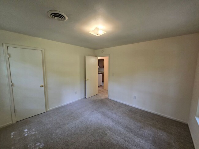 Building Photo - 2 bedroom duplex in Prince George