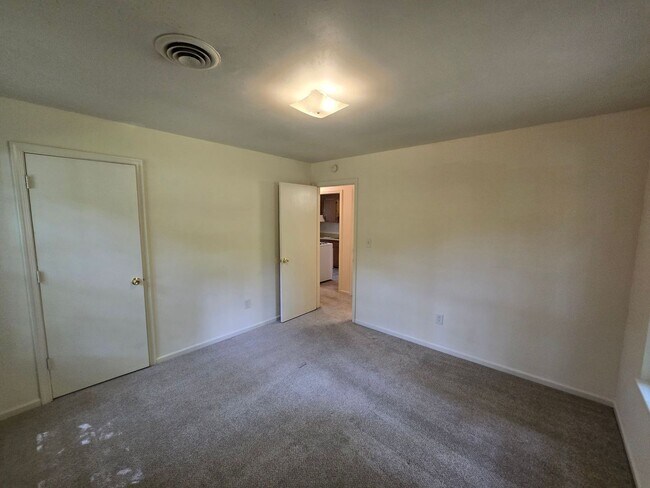 Foto del edificio - 2 bedroom duplex in Prince George