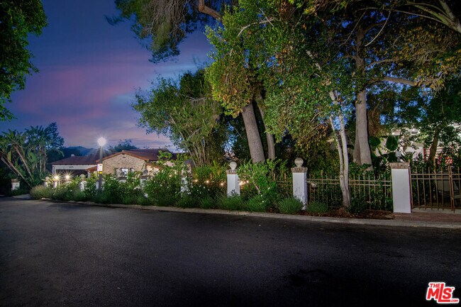 Building Photo - 3475 N Knoll Dr