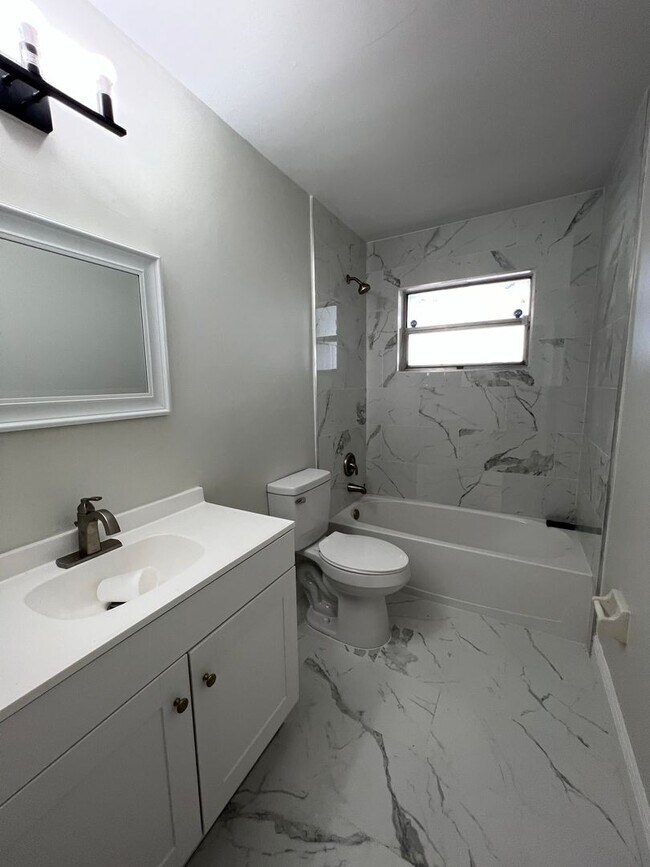 Building Photo - 2/1 Duplex