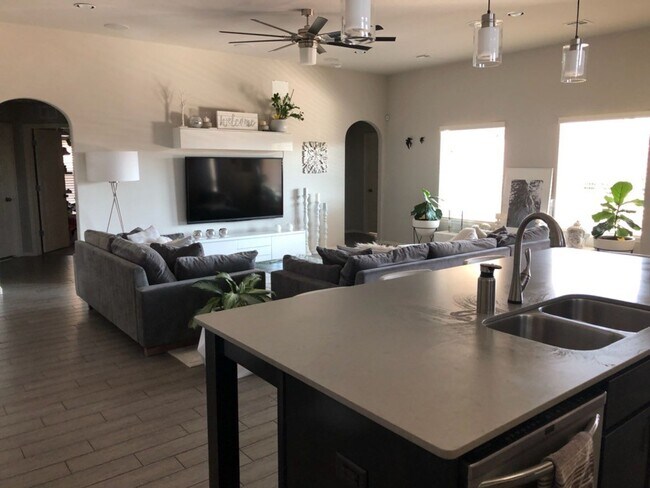 Foto del edificio - Lynn Lane Luxury Home!