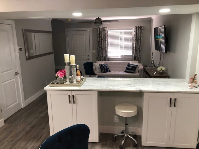 Building Photo - MOVE-IN/DEPOSIT SPECIAL!