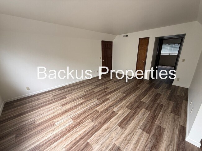 Foto del edificio - 529 Laine St