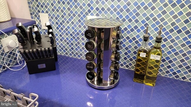 Building Photo - 3300 Sanibel Cir