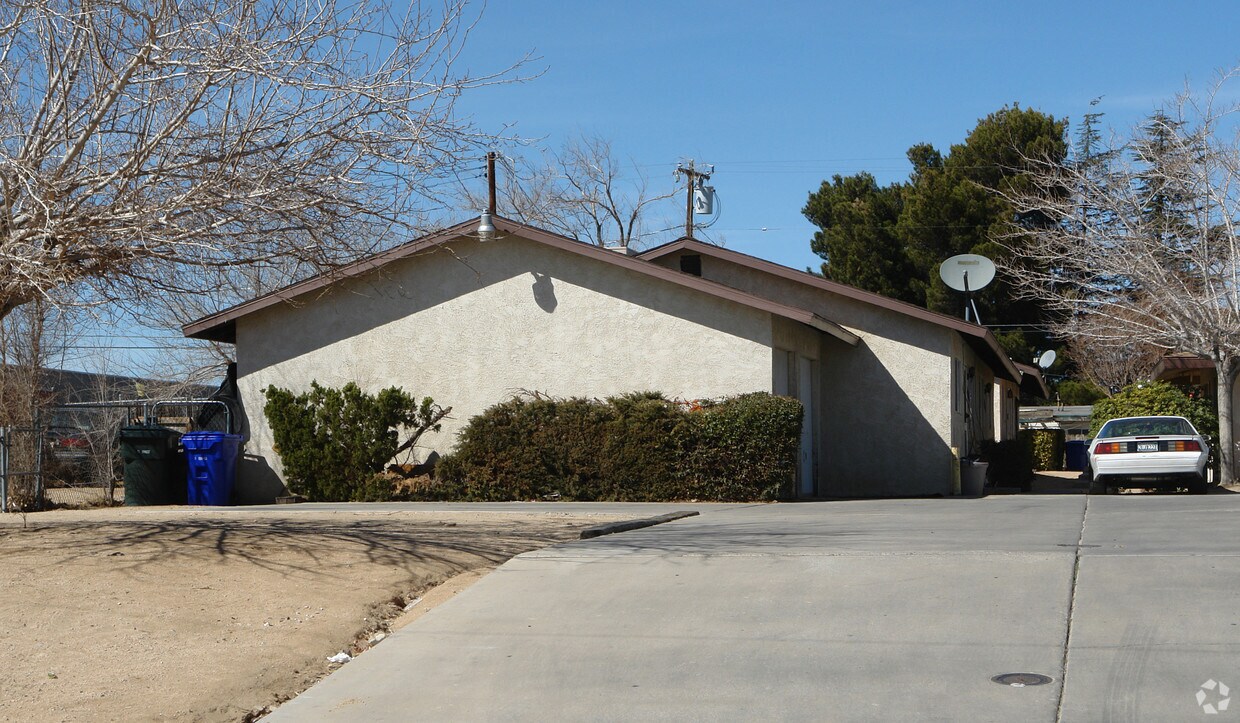 Building Photo - 14666-14668 Mesa Dr