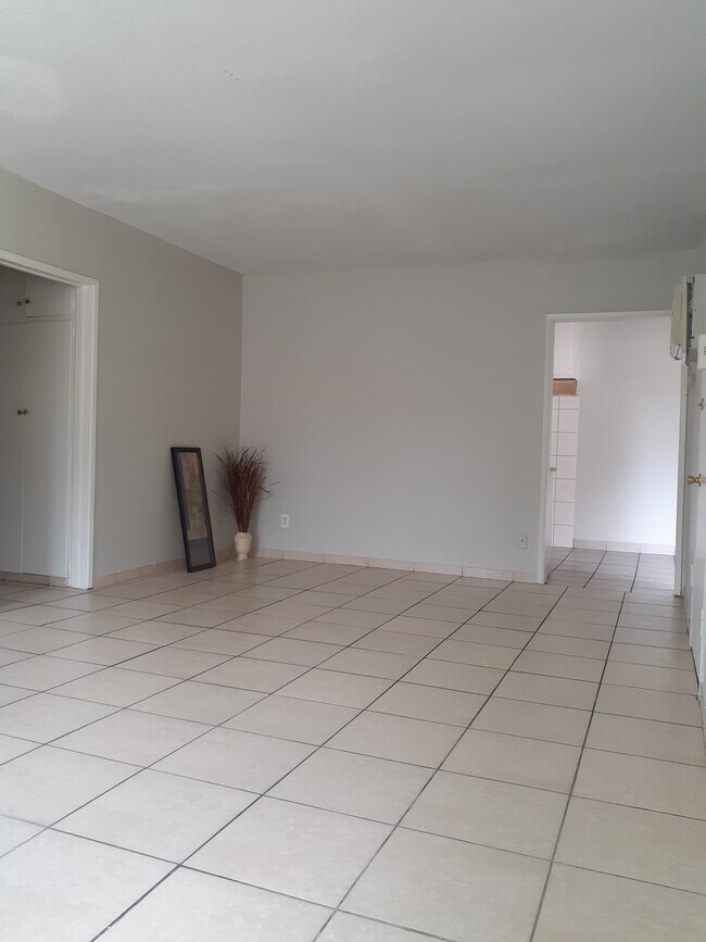 Building Photo - 14015 Oxnard St